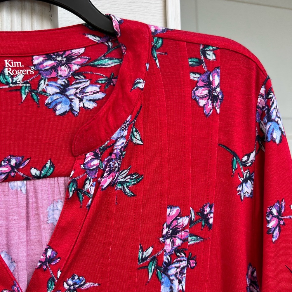 NWT Kim Rogers Pretty & Soft Red Floral Pleated Front Top 2X - Picture 3 of 6